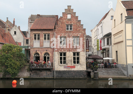 Vue générale sur la rivière Lys aux bâtiments historiques de Gand (Gent), Flandre orientale, Belgique. Banque D'Images