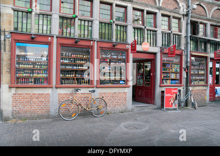 Boutique de la bière windows avec plein de bouteilles de bière sur Sint-Veerleplein dans la ville historique de Gand (Gent), Flandre orientale, Belgique. Banque D'Images