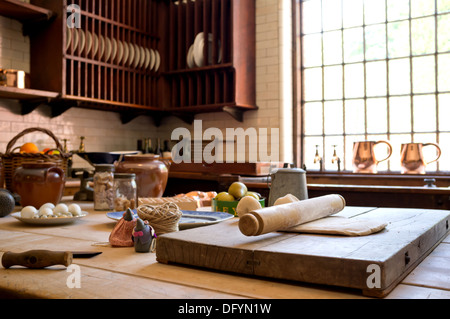 Style rustique de pays cuisine avec ustensiles de cuisine. Banque D'Images