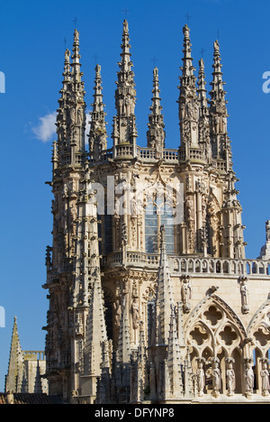 Pinacles gothiques de la coupole de la face est de la cathédrale de Burgos, Burgos, Castille et Leon. Espagne Banque D'Images