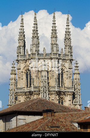 Pinacles gothiques de la coupole de la face est de la cathédrale de Burgos, Burgos, Castille et Leon. Espagne Banque D'Images