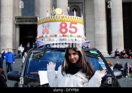 Londres, le 10 octobre 2013 : Présence posh à l'avant du gâteau d'anniversaire de 85 ans à la London Taxidrivers" spéciale pour les enfants défavorisés. Voir Li / Alamy, Live News Banque D'Images