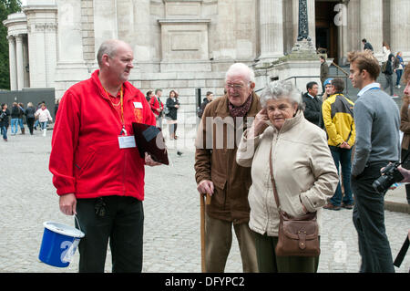 Londres, le 10 octobre 2013 : Taxi bénévoles lecteurs aider à recueillir des fonds pour le London Taxidrivers" spéciale pour les enfants défavorisés. Voir Li / Alamy, Live News Banque D'Images