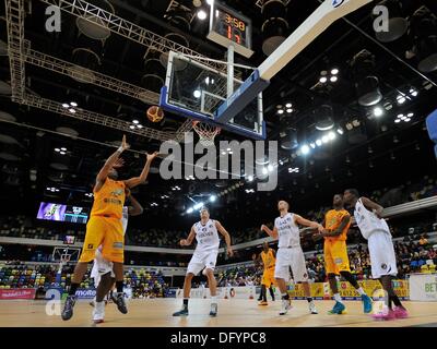 Londres, Royaume-Uni. 10 Oct, 2013. Kramer Knutson Lions de pousses du panier pendant la BBL Championship match entre Londres et le Worcester Wolves at the Copper Box Arena, London. Crédit : Stephen Bartholomew/Alamy Live News Banque D'Images