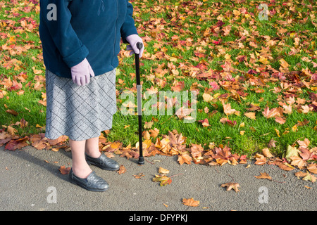 Quatre-vingt-dix ans dame marche dans un parc public à l'automne. UK Banque D'Images
