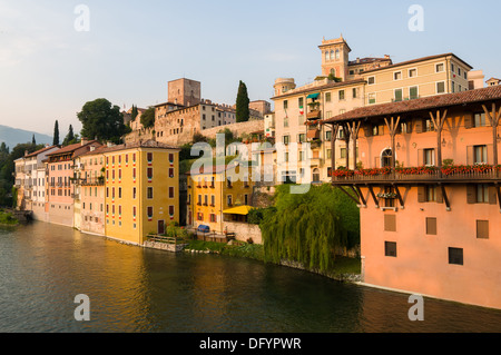 Les bâtiments sur le côté de la rivière Brenta, Bassano del Grappa Banque D'Images