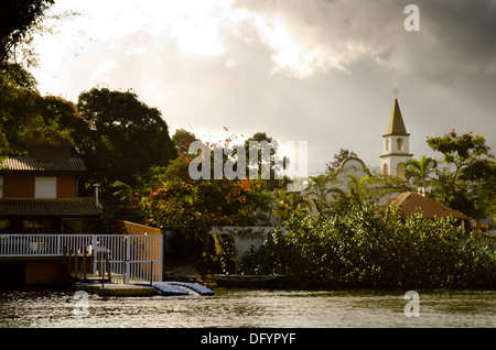 Barra do Una, Sao Sebastiao, Sao Paulo, Brésil côte. Canal de la rivière. Banque D'Images