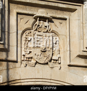 Bouclier de Castilla y León et le Capello dans la Face Ouest de la cathédrale de Burgos, Burgos, Castille et Leon. Espagne Banque D'Images