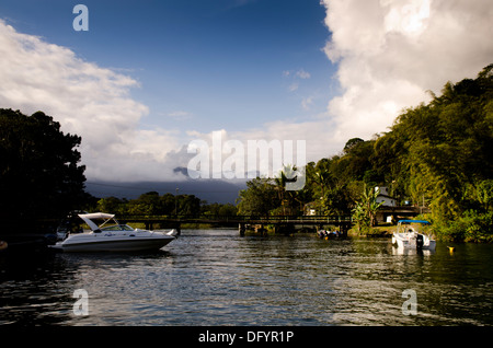 Barra do Una, Sao Sebastiao, Sao Paulo, Brésil côte. Canal de la rivière. Banque D'Images