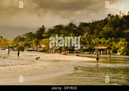 Barra do Una, Sao Sebastiao, Sao Paulo, Brésil côte. Canal de la rivière. Banque D'Images