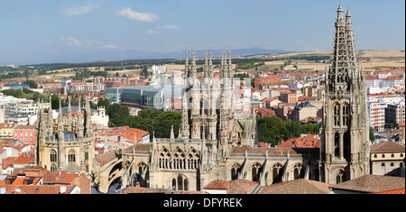 La face nord de Burgos Cathédrale Gothique avec la ville de Burgos en arrière-plan, Burgos, Castille et Leon. Espagne Banque D'Images