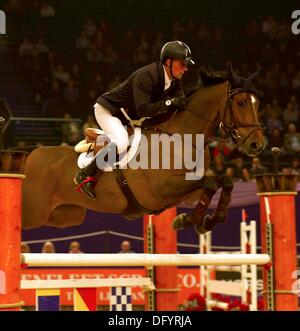 Birmingham, UK. 09Th Oct, 2013. La classe 4. Addington Manor Talent d'asile inc. 7 Ans cheval de championnat de l'année montrent. Vainqueur du talent d'asile. Guy Williams à partir de la circonscription de Kent le Zaïre, administré par Caroline Phillips. (HOYS). National Exhibition Centre (NEC). Birmingham. UK. 09/10/2013 Credit : Sport en images/Alamy Live News Banque D'Images