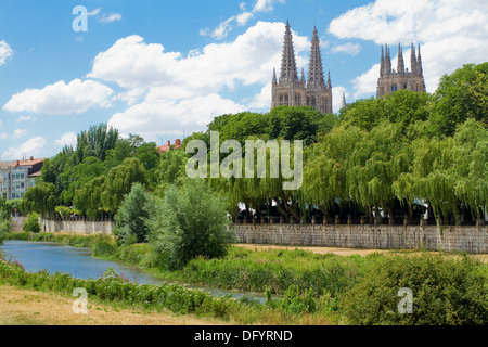 Avec la rivière Arlanzon Burgos Cathédrale gothique en arrière-plan, Burgos, Castille et Leon. Espagne Banque D'Images