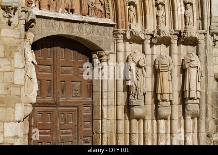 Détail de montants de porte en façade principale de l''église San Esteban, Burgos, Castille et Leon. Espagne Banque D'Images