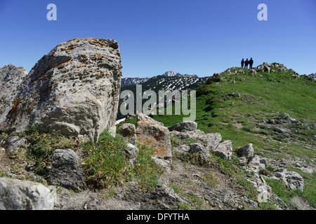 La France, l'Ariège - route D25, passer le Col de Pailheres Paillères ou, de l'est à Ax-les-Thermes. Le sommet de trois touristes. Banque D'Images