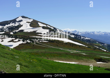 La France, l'Ariège - route D25, passer le Col de Pailheres Paillères ou, de l'est à Ax-les-Thermes. Le sommet avec la neige en juin. Banque D'Images