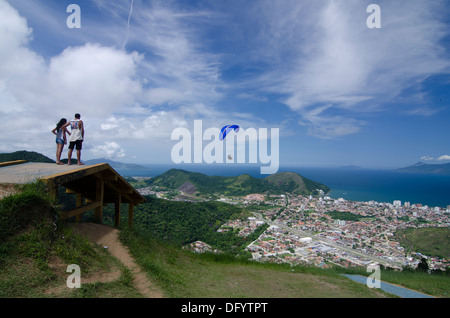 Les gens à la rampe de décollage parapente para parachute lancer place à Caraguatatuba ville, port de l'Etat de Sao Paulo, Brésil Banque D'Images