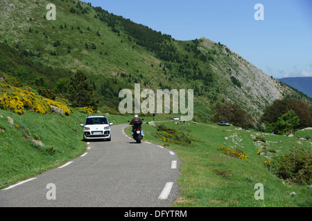 La France, l'Ariège - route D25, passer le Col de Pailheres Paillères ou, de l'est à Ax-les-Thermes. Voiture et moto sur route. Banque D'Images