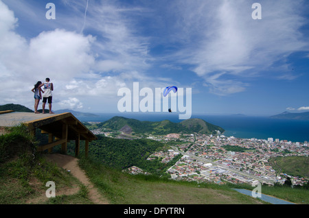 Les gens à la rampe de décollage parapente para parachute lancer place à Caraguatatuba ville, port de l'Etat de Sao Paulo, Brésil Banque D'Images