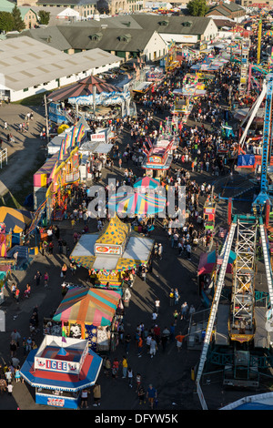 Les foules sur midway, grande foire de l'État de New York, Syracuse. Banque D'Images