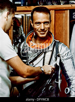 L'astronaute de la NASA L'astronaute Scott Carpenter Scott Carpenter, premier pilote pour la Mercury-Atlas 7 vol, est vu dans Hanger S espace équipage au cours d'un exercice adapté 22 mai 1962 à Cape Canaveral, Floride. Carpenter L'un des sept astronautes de mercure et la deuxième en orbite autour de la terre, mort le 10 octobre 2013 à l'âge de 88. Banque D'Images