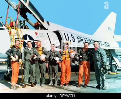 Les sept astronautes de mercure étaient de gauche : Scott Carpenter, Gordon Cooper, John Glenn Jr., Gus Grissom, Walter Schirra, Alan Shepard et Deke Slayton, debout devant un avion Convair F-106B, 20 janvier 1961 à la NASA Langley Research Center, CA. Carpenter L'un des sept astronautes de mercure et la deuxième en orbite autour de la terre, mort le 10 octobre 2013 à l'âge de 88. Banque D'Images