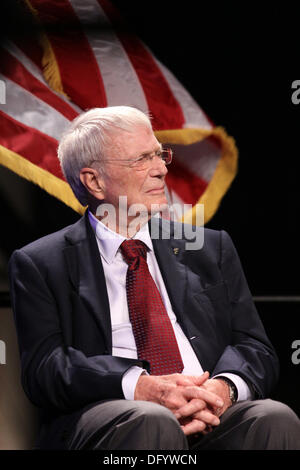 La NASA L'astronaute Scott Carpenter de mercure pendant la "sur les épaules de géants" célèbre ses 50 ans d'Américains en orbite le 18 février 2012 au Centre spatial Kennedy, en Floride. Carpenter L'un des sept astronautes de mercure et la deuxième en orbite autour de la terre, mort le 10 octobre 2013 à l'âge de 88. Banque D'Images