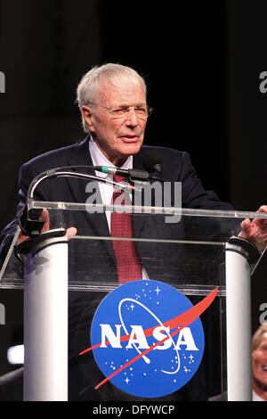 La NASA L'astronaute Scott Carpenter parle de mercure pendant la "sur les épaules de géants" célèbre ses 50 ans d'Américains en orbite le 18 février 2012 au Centre spatial Kennedy, en Floride. Carpenter L'un des sept astronautes de mercure et la deuxième en orbite autour de la terre, mort le 10 octobre 2013 à l'âge de 88. Banque D'Images