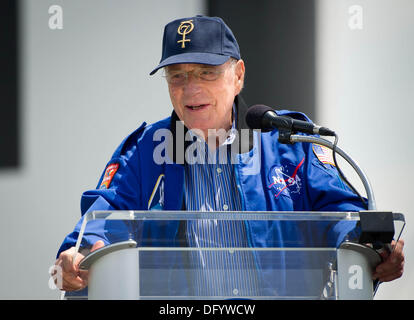 La NASA L'astronaute Scott Carpenter parle de mercure au cours d'une cérémonie de dévoilement de deux timbres de service postal que commémorer et célébrer les 50 ans de vol spatial le 4 mai 2011 au Centre spatial Kennedy, en Floride. Carpenter L'un des sept astronautes de mercure et la deuxième en orbite autour de la terre, mort le 10 octobre 2013 à l'âge de 88. Banque D'Images