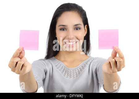 Femme montrant deux notes papier isolé sur fond blanc Banque D'Images