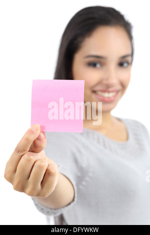 Belle femme montrant une rose blanche papier remarque isolé sur fond blanc Banque D'Images