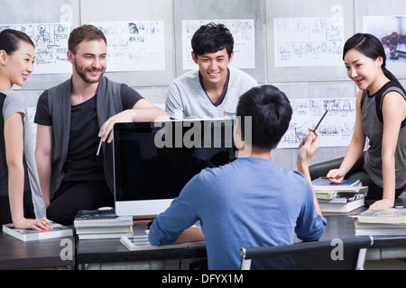 Les jeunes adultes qui discutent dans office Banque D'Images