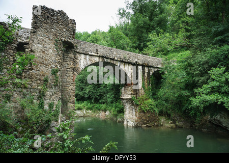 La France, l'Ariège - au Pont du Diable de traverser la rivière Ariège à Mercus-Garrabet, près de la route N20. Banque D'Images