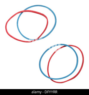 Le rouge et le bleu des bandes en caoutchouc élastique isolé sur fond blanc Banque D'Images