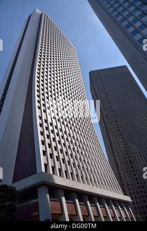 Vue sur la rue d'à côté de la gare de Shinjuku sortie ouest, dans le centre de Tokyo Banque D'Images