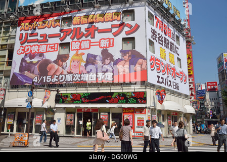 Street View de Shinjuku de Tokyo. Entrée du bâtiment salon de Pachinko. Banque D'Images