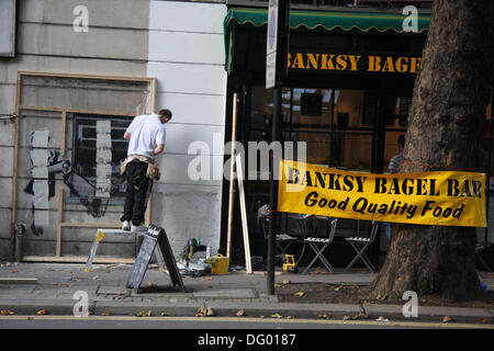 Banksy Mahem de la cash machine girl précédemment couverts pour 2 ans CASH MACHINE GIRL litige de propriété Banque D'Images