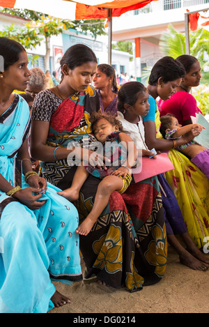 Les femmes de l'Inde rurale en zone d'attente en pédiatrie à Sri Sathya Sai Baba mobiles de proximité hôpital clinique. L'Andhra Pradesh, Inde Banque D'Images