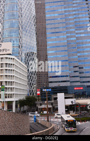 Vue sur la rue d'à côté de la gare de Shinjuku sortie ouest, dans le centre de Tokyo Banque D'Images