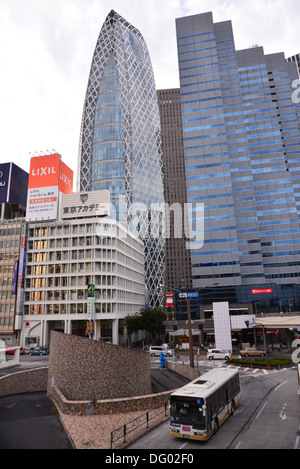 Vue sur la rue d'à côté de la gare de Shinjuku sortie ouest, dans le centre de Tokyo Banque D'Images