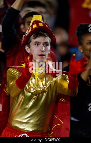 Los Angeles, Californie, USA. 10 Oct, 2013. L'USC Trojans fans en action au cours de la NCAA Football match entre l'USC Trojans et l'Arizona Wildcats au Coliseum de Los Angeles, Californie.Charles Baus/CSM/Alamy Live News Banque D'Images