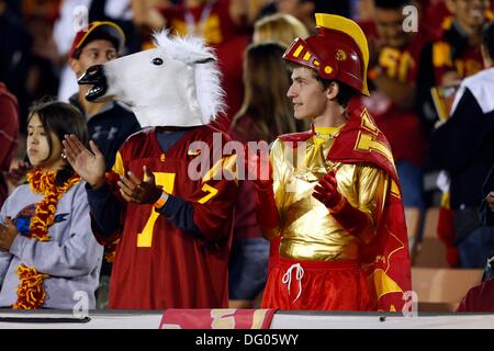 Los Angeles, Californie, USA. 10 Oct, 2013. L'USC Trojans fans en action au cours de la NCAA Football match entre l'USC Trojans et l'Arizona Wildcats au Coliseum de Los Angeles, Californie.Charles Baus/CSM/Alamy Live News Banque D'Images