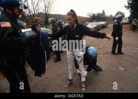 Washington's Crossing, PA - 6 Nov 1993 New York State Police arrêter et fouiller un skinhead femelle d'armes. Banque D'Images