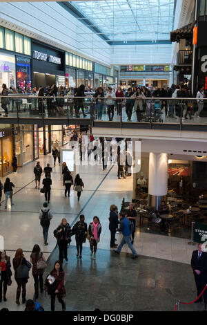 Manchester, Royaume-Uni 10 octobre 2013. Des foules à l'intérieur du centre Arndale à Vogue Fashion's Night Out, un événement de shopping après-travail d'une seule nuit, a déménagé à Manchester, de Londres, pour la première fois.Plus de 150 détaillants en centre-ville, marchés extérieurs, bars et restaurants ont ouvert tard dans la nuit.Le cœur de Manchester Retail Business Improvement District (BID) et CityCo ont soutenu l'événement, pour positionner Manchester comme la principale destination de détail du Royaume-Uni en dehors de Londres. Banque D'Images