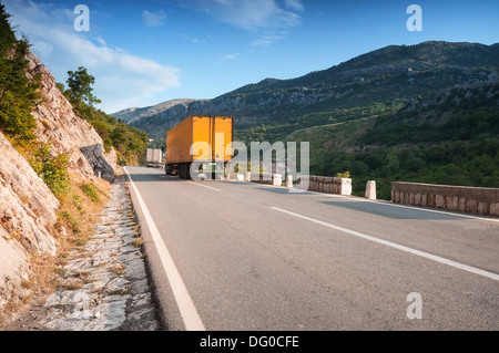 Les camions de la conduite sur route de montagne d'asphalte au Monténégro Banque D'Images