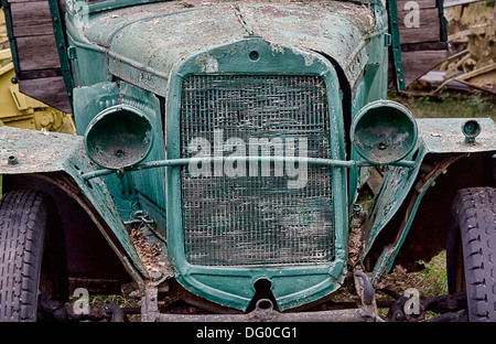 Close up vue avant du vieux camion rouillé abandonné avec projecteurs vide Banque D'Images