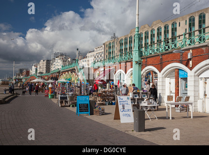 Les boutiques touristiques sur la promenade de la plage de Brighton, East Sussex, Angleterre Banque D'Images
