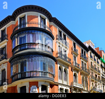 Madrid, Espagne. Bario de Los Jeronimos. Calle de Juan de Mena. Balcons en fer traditionnel / Miradores Banque D'Images