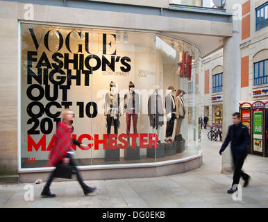 Vogue Fashions ; scènes de rue Lifestyle à Manchester, Royaume-Uni octobre 2013.Modellling pour Debenhams à Vogue Fashion's Night Out, un événement de shopping après-travail d'une nuit seulement a déménagé à Manchester, de Londres, pour la première fois.Plus de 150 détaillants en centre-ville, marchés extérieurs, bars et restaurants ont ouvert tard dans la nuit.Le cœur de Manchester Retail Business Improvement District (BID) et CityCo ont soutenu l'événement, pour positionner Manchester comme la principale destination de détail du Royaume-Uni en dehors de Londres. Banque D'Images