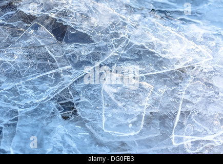 Close-up de texture de la glace fissurée sur la rivière au printemps Banque D'Images